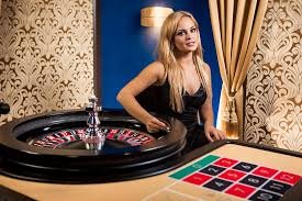 Contoh meja live dealer angsawin menampilkan dealer di studio dengan berbagai batas taruhan